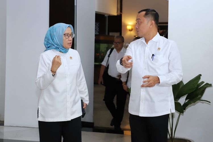 Menpan-RB Rini Widyantini mengadakan pertemuan dengan Menteri Sekretaris Negara (Mensesneg) Prasetyo Hadi untuk membahas strategi percepatan transformasi digital pemerintah.