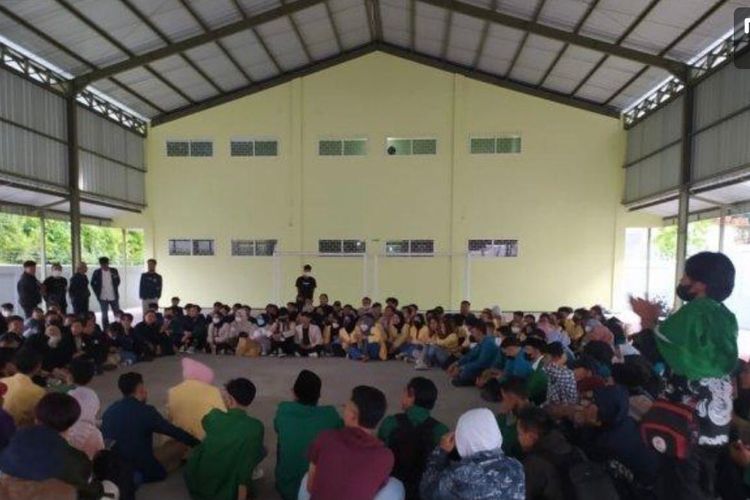 Forum Komunikasi BEM Se-Kabupaten Garut saat berkonsolidasi di Kampus STIE Yasa Anggana, Garut, Jawa Barat.