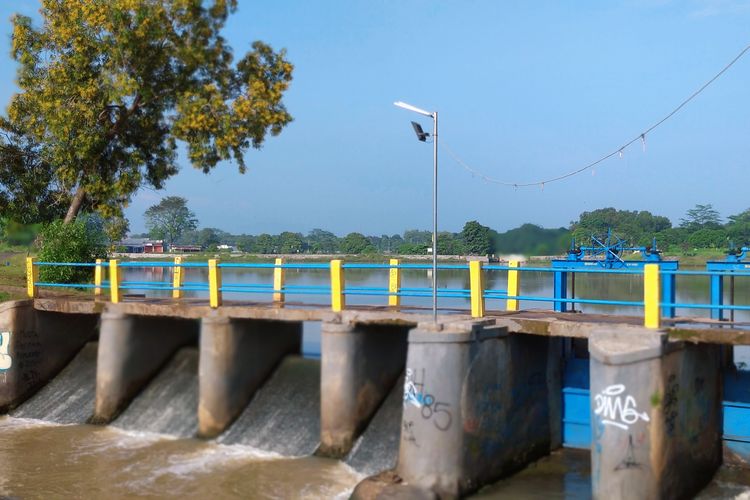 4 Fungsi Pintu Air, Termasuk Mengendalikan Banjir dan Debit Aliran