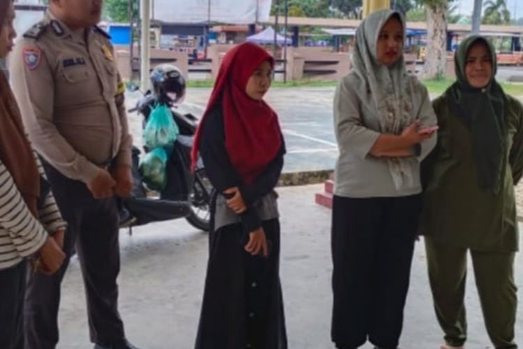 Tiga pemilik warung makan yang kena tipu saat berada di Polsek Kuantan Tengah, Kabupaten Kuansing, Riau, Rabu (20/9/2023).