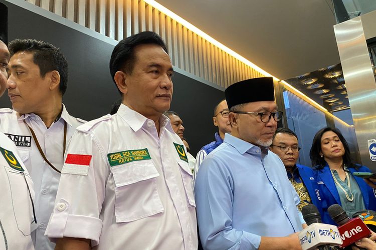 (Ki-ka) Ketua Umum Partai Bulan Bintang (PBB) Yusril Ihza Mahendra dan Ketum PAN Zulkifli Hasan (Zulhas) usai mengadakan pertemuan di kantor DPP PAN, Pasar Minggu, Jakarta Selatan, Kamis (13/4/2023).