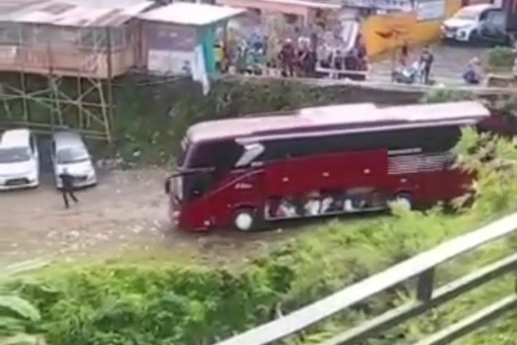 Bus Pariwisata meluncur tanpa sopirnya saat parkir