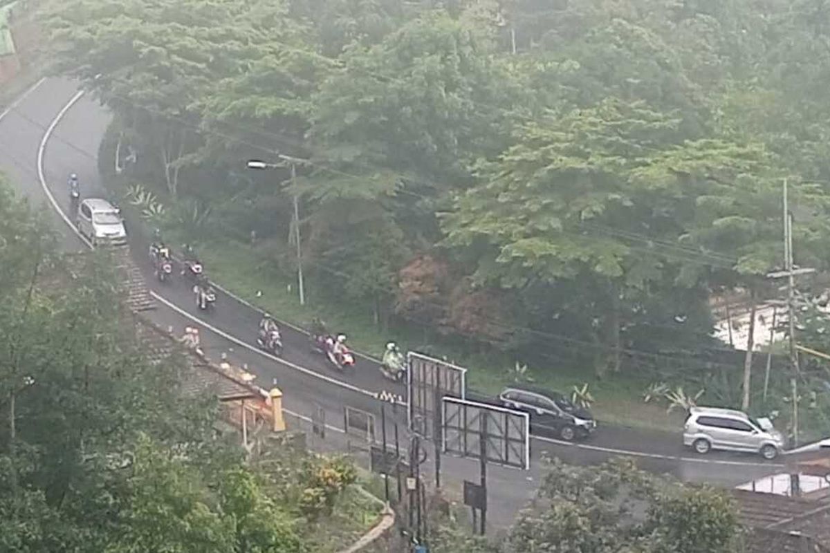 Jalur wisata ke Telaga Sarangan Kabupaten Magetan, Jawa Timur sering berkabut dan turun hujan karena cuaca ekstrem harus diwaspadai oleh para pengendara di musim libur natal dan tahun baru. Kepolisian Resor Magetan menghimbau pengendara untuk memastika kondisi kendaraan yang meintas di Jalur Saragan - Cenoro Sewu prima.