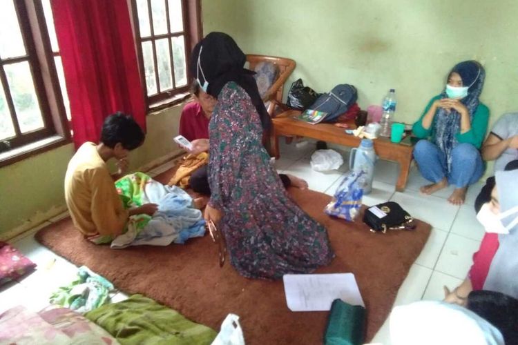 Seorang pelajar di Kecamatan Pagelaran, Kabupaten Pandeglang, Provinsi Banten diduga mengalami Kejadian Ikutan Pasca Imunisasi (KIPI).