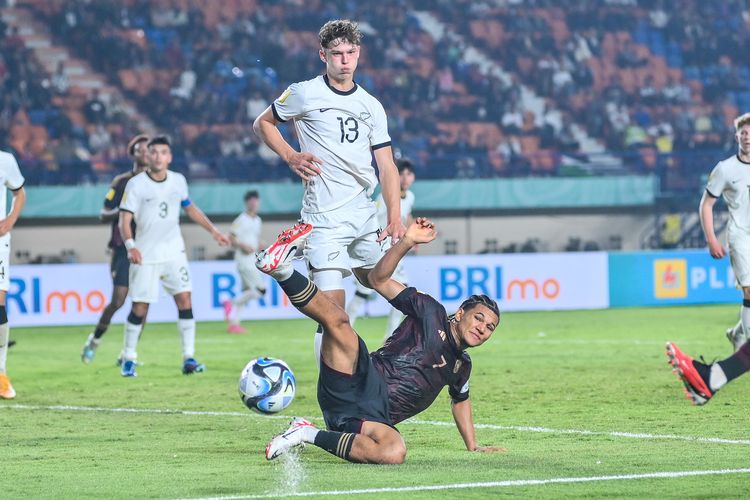 Paris Brunner pemain Timnas U17 Jerman berduel dengan Noah Dupont bek Selandia Baru dalam matchday kedua Grup F Piala Dunia U17 2023 Indonesia, antara Selandia Baru vs Jerman, Rabu (15/11/2023) di Stadion Si Jalak Harupat, Soreang, Kabupaten Bandung. 