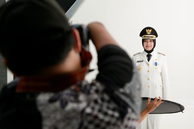 Bang Dzoel saat mengambil foto resmi Bupati Banyuwangi