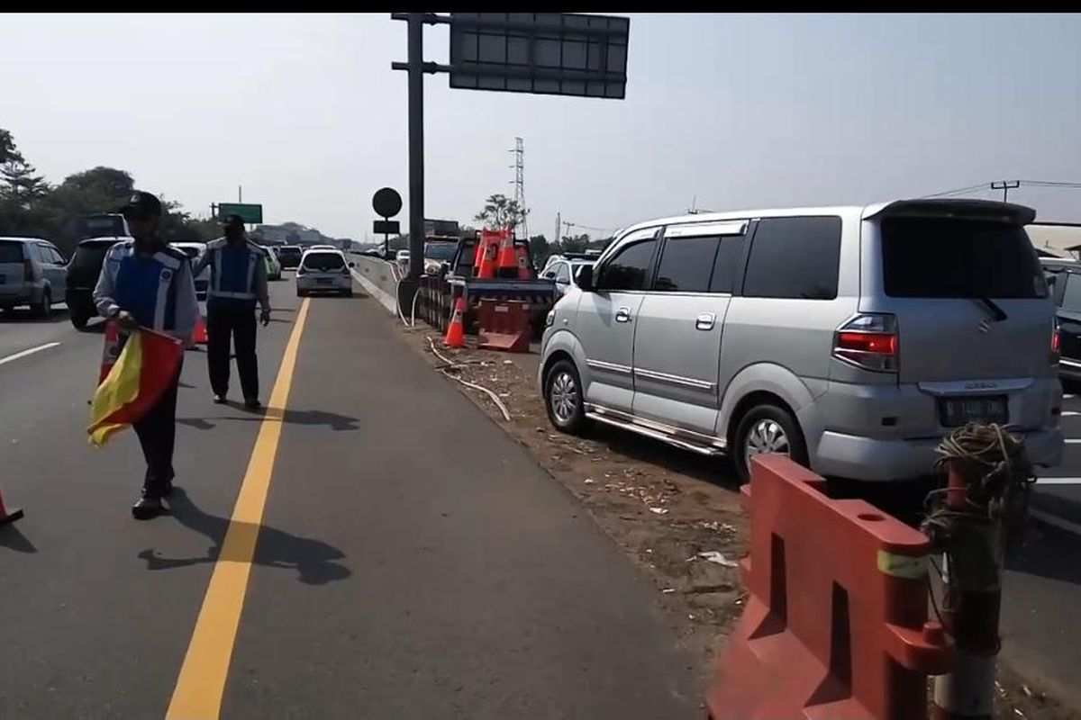 Jasa Marga dan Kepolisian berlakukan rekayasa contraflow dan buka tutup jalan arah Cikampek, antisipasi kemacetan karena libur panjang Tahun Baru Islam, Kamis (20/8/2020).