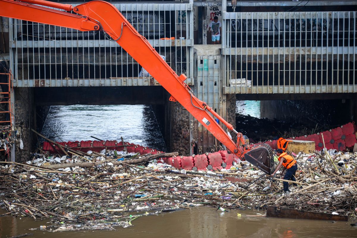 Petugas UPK Badan Air membersihkan tumpukan sampah di Pintu Air Manggarai, Jakarta, Selasa (13/11/2018). Aneka jenis sampah itu terbawa aliran Sungai Ciliwung. Sampah-sampah itu diperkirakan akan terus ada saat debit air Ciliwung tinggi, terutama saat daerah Bogor dan sekitarnya diguyur hujan deras.