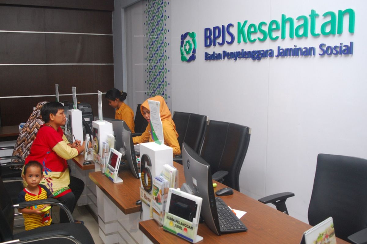 Petugas BPJS Kesehatan Kabupaten Bogor sedang melayani seorang warga yang sedang mengurus kartu BPJS Kesehatan, di kantor BPJS Kesehatan Kabupaten Bogor, Cibinong, Bogor, Jawa Barat, Jumat (24/11/2017).