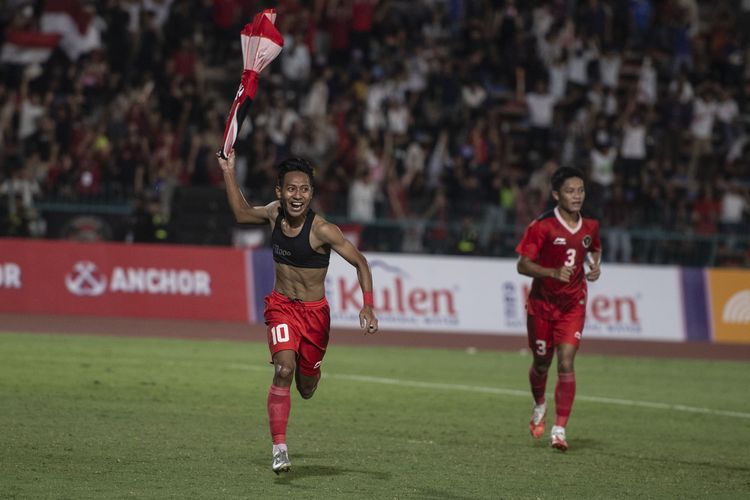 Pesepak bola Timnas Indonesia U-22 Beckham Putra Nugraha (kiri) berselebrasi usai mencetak gol ke gawang Thailand pada pertandingan final sepak bola SEA Games 2023 di National Olympic Stadium, Phnom Penh, Kamboja, Selasa (16/5/2023). Indonesia meraih medali emas usai memenangi pertandingan dengan skor 5-2. ANTARA FOTO/Muhammad Adimaja/rwa.

 