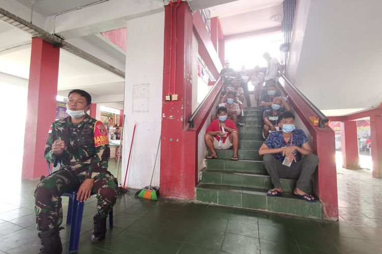 Ilustrasi : Sejumlah eks PMI Malaysia dijaga personel TNI saat menjalani karantina kesehatan di gedung Rusunawa Nunukan Kaltara sebelum dipulangkan ke kampung halaman masing masing