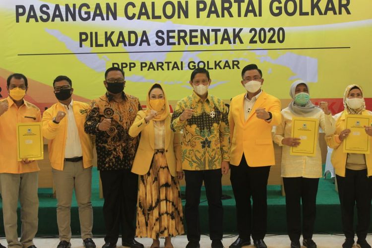 DPP Partai Golkar saat menyerahkan SK B1-KWK untuk empat Paslon kepala daerah di Banten