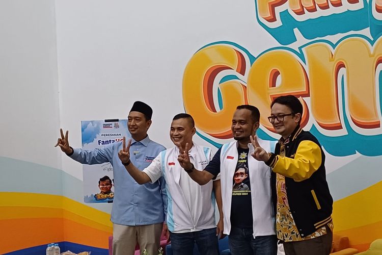 Dua anak muda yang pernah bergabung ke Tim Pemenangan Nasional (TPN) Ganjar-Mahfud, Zieko CH Odang dan Luhut Parlinggoman Siahaan bergabung ke Tim Kampanye Nasional (TKN) Prabowo-Gibran di TKN Fanta, Jakarta, Jumat (5/1/2024).
