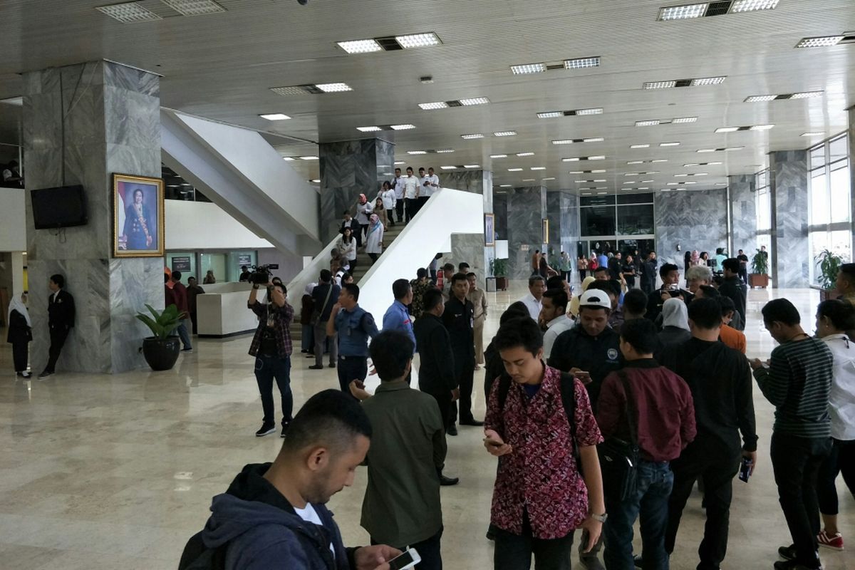 Para pegawai di Gedung Nusantara III Kompleks Parlemen, Senayan, Jakarta, berlarian menuju lapangan parkir menyelamatkan diri dari gempa