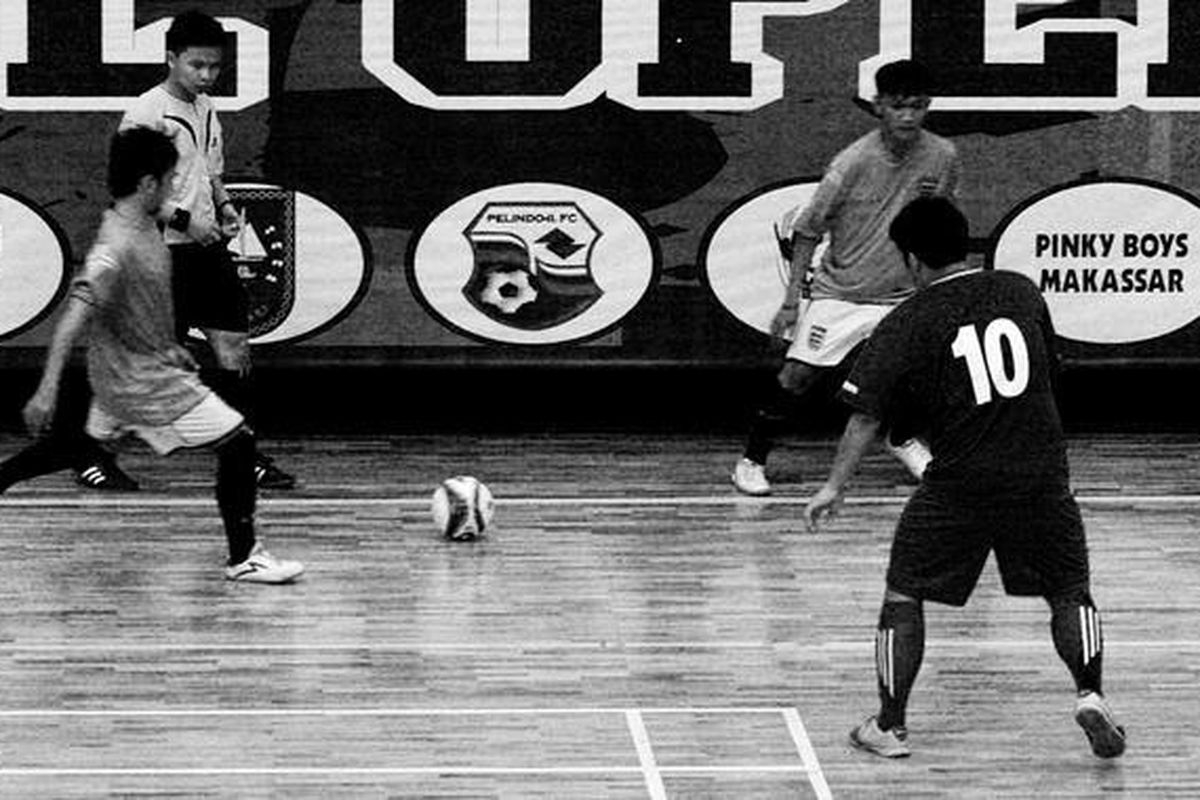 Pemain tim futsal AR Permata Jakarta (kiri) berusaha menggiring bola menuju ke wilayah pertahanan tim futsal Badan Futsal Sumatera Utara pada turnamen Indonesia Futsal Open 2011 di GOR Ciracas, Jakarta Timur, Senin (26/12). Tim BFD Sumatera Utara menang 3-2 (1-1) atas tim futsal AR Permata Jakarta.