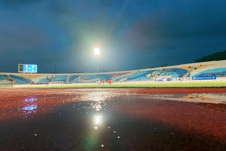Tampilan dalam Stadion Kanjuruhan Kepanjen Kabupaten Malang dalam refleksi air usai di renovasi.