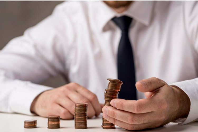 Hidup hemat di 2026 bukan lagi soal menahan diri secara ekstrem. Sepuluh kebiasaan frugal ini menekankan kesadaran, ketahanan finansial, dan ketenangan di tengah ekonomi yang tak menentu.