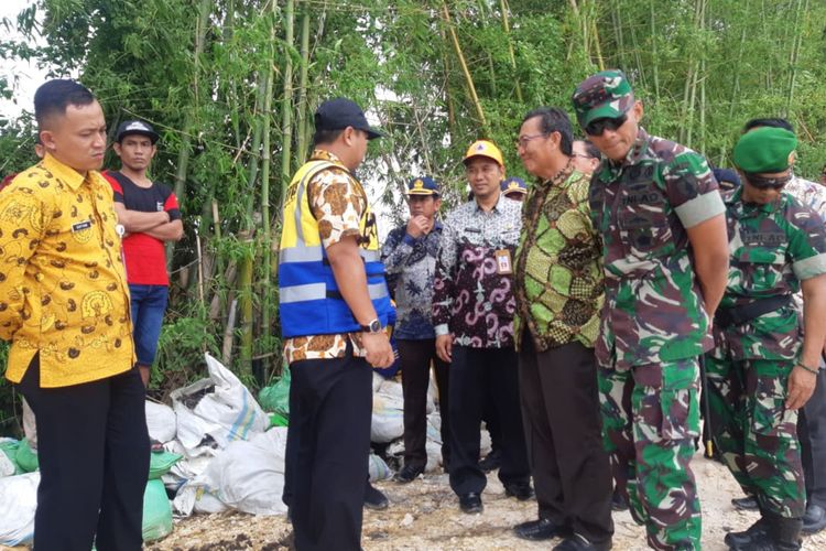 Bupati Tuban Fathul Huda beserta perwakilan BBWS Bengawan Solo saat meninjau tanggul yang ambles di Desa Sembungrejo, Kecamatan Plumpang, Tuban.