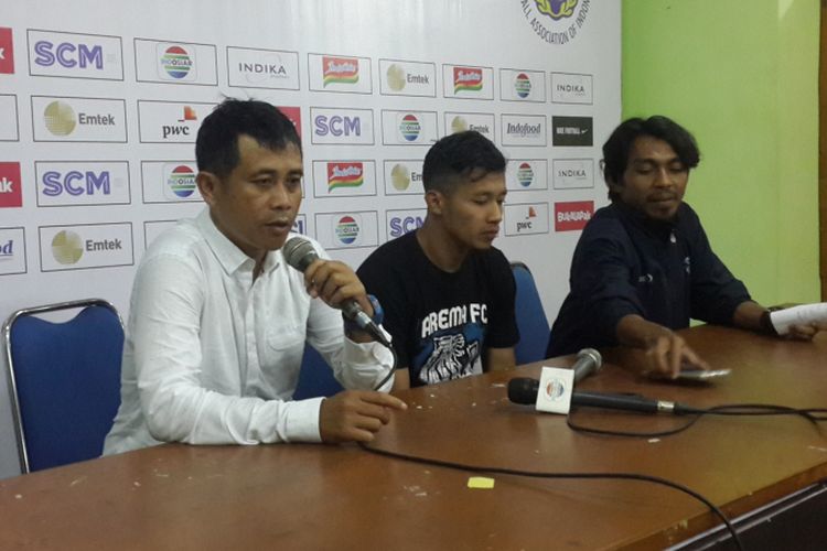 Pelatih Arema FC, Joko Susilo alias Gethuk (kiri) dalam konferensi pers seusai raih hasil imbang dengan Persela Lamongan dalam babak penyisihan Grup E Piala Presiden 2018 di Stadion Gajayana, Kota Malang, Sabtu (20/1/2018)