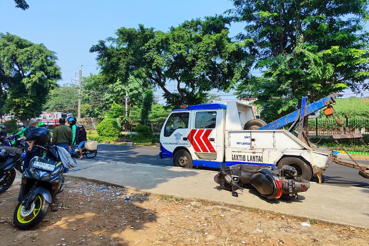 TKP tabrakan truk bata dengan tujuh motor di kawasan Lenteng Agung, Jakarta Selatan, Selasa (22/8/2023) 