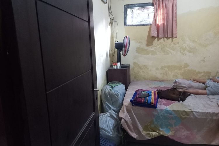 Pemandangan usai pintu kamar yang sempat terkunci dan mengurung balita berusia 2 tahun sendirian berhasil dibuka, di salah satu kamar rumah di Desa Cangkir, Kecamatan Driyorejo, Gresik, Jawa Timur, Rabu (10/12/2025).
