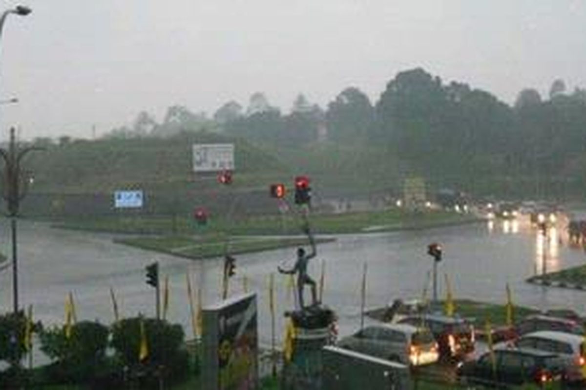 Dari Persimpangan Patung Antinarkoba di Kecamatan Bogor Utara, Kota Bogor ini, atau di depan kawasan BORR, biasanya dapat terlihat dengan jelas Gunung Gede Pangrango dan Gunung Salak. Namun, sepanjang siang dan sore ini, Selasa (27/10/2010), Bogor digelayuti mendung dan hujan turun, sehingga lingkungan gelap. Kendaraan yang melintas rata-rata menghidupkan lampu utamanya.