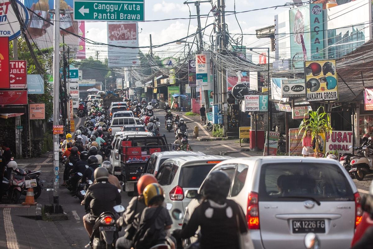 Ilustrasi kemacetan di Bali. Warga lokal Bali memilih merayakan malam Tahun Baru 2024 di rumah untuk menghindari macet. 