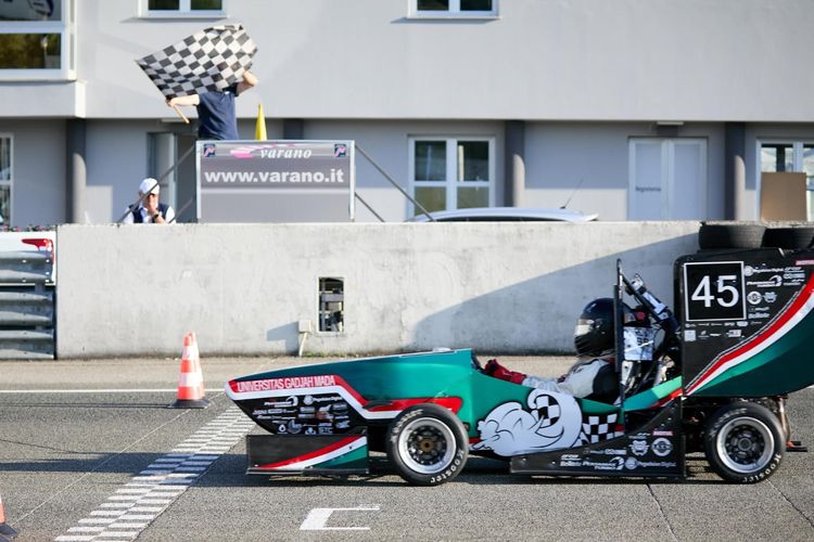 Mobil formula Bimasakti UGM saat berlaga di ajang Formula SAE Italia.