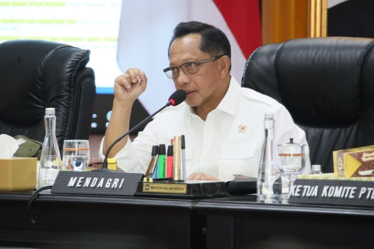 Menteri Dalam Negeri (Mendagri) Muhammad Tito Karnavian saat memberikan pandangannya dalam Sosialisasi Piloting Digitalisasi Bantuan Sosial di Tingkat Nasional yang berlangsung secara hybrid dari Kantor Pusat Kementerian Dalam Negeri (Kemendagri), Jakarta, Kamis (4/12/2025).