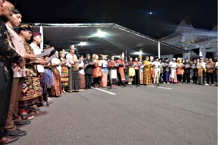 Seluruh masyarakat dari berbagai latar belakang etnis menghadiri acara Silaturahmi Toleransi kebangsaan di depan Tugu Pahlawan, Kota Surabaya.
