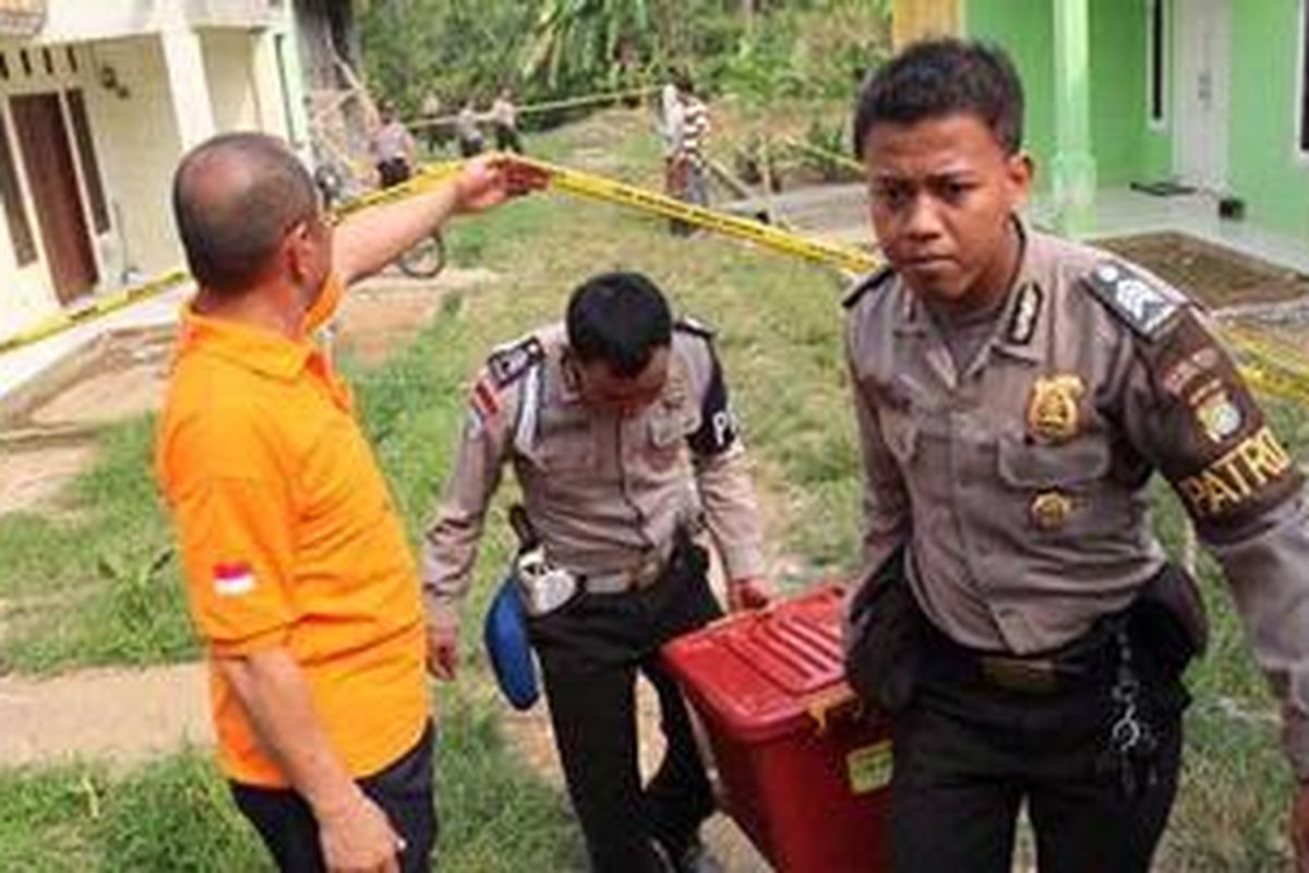 Polisi mengangkat kotak berisi barang bukti yang disita dalam penggrebekan teroris di sebuah rumah di Desa Susukan, Kelurahan Bojong, Kabupaten Bogor, Senin (10/9/2012).   