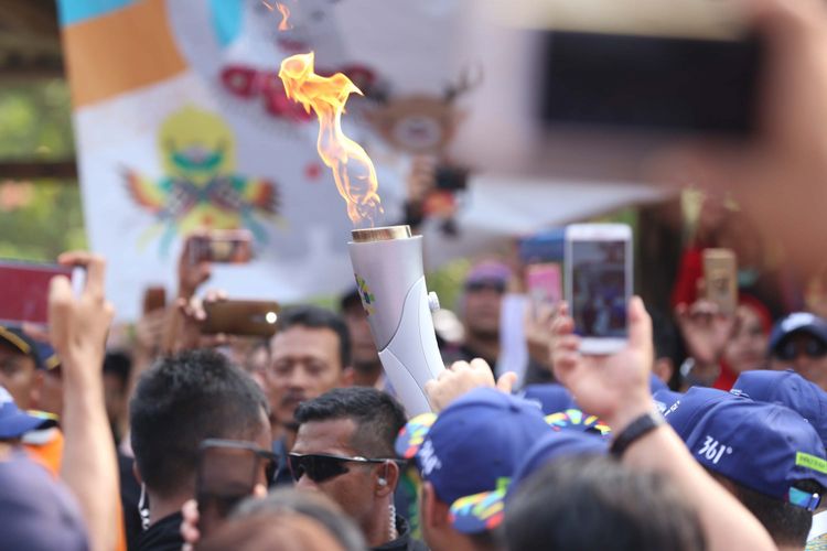 Obor Asian Games saat Torch Relay Asian Games 2018 di Kebun Binatang Ragunan, Jakarta Selatan, Rabu (15/08/2018). Api Asian Games akan diarak mengelilingi 5 Kota dan 1 Kabupaten di Provinsi DKI Jakarta