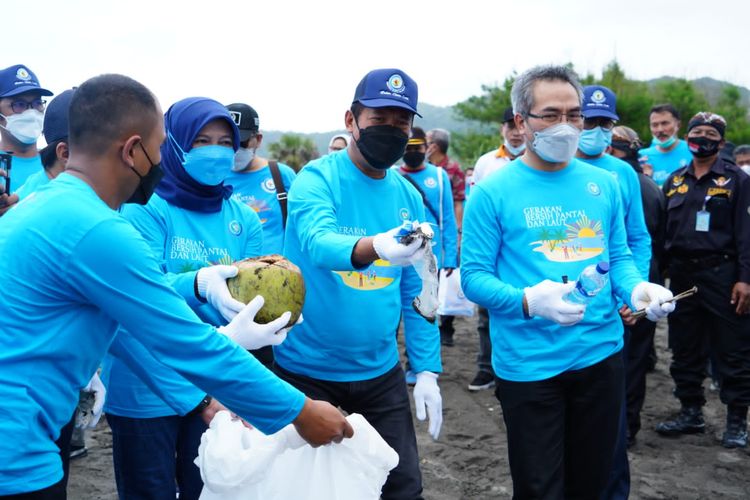 Menteri Kelautan dan Perikanan Sakti Wahyu Trenggono membersihkan sampah di pantai.