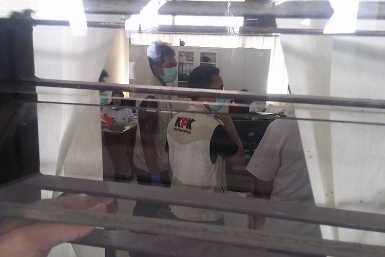 Tim penyidik KPK menggeledah ruang bagian keuangan di kantor Dinas Peternakan Jatim di Surabaya.