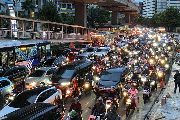 Jumat Tanpa Macet: Kisah di Balik WFH yang Mengubah Ritme Indonesia