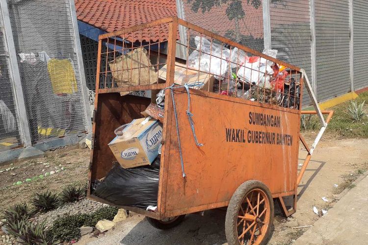Gerombak sampah di Lapas Wanita dan Anak Klas B yang tidak diangkat oleh dinas kebersihan Pemkot Tangerang.