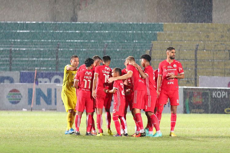 Pemain Persija Jakarta saat berisap untuk pertandingan pekan ke-16 Liga 1 2022-2023 melawan Dewa United yang berakhir dengan skor 3-1 di Stadion Sultan Agung Bantul, Selasa (20/12/2022) malam. Hari ini, Minggu (8/1/2023), di tempat yang sama, Persija Jakarta menang 2-0 atas PSS Sleman.