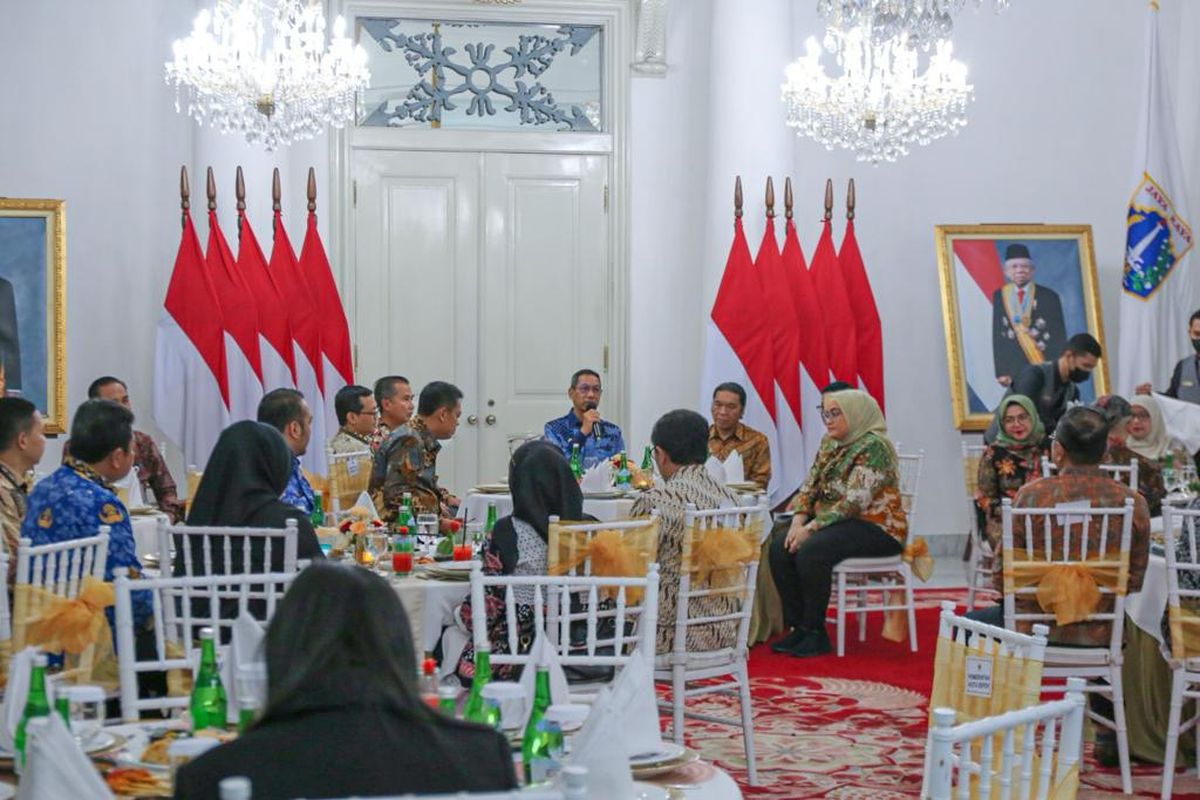 Pj Gubernur DKI Jakarta Heru Budi Hartono bersama perwakilan pemerintah daerah penyangga rapat pengendalian inflasi menjelang Natal dan Tahun Baru, Rabu (29/11/2023).