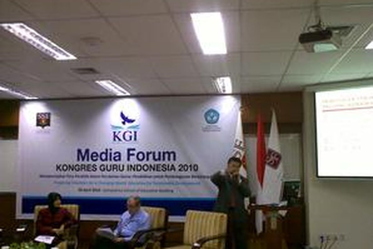 Atase Pendidikan Kedutaan Besar Malaysia Dato' Paduka Junaidy Abubakar berbicara dalam peluncuran Kongrees Guru Indonesia 2010 di Sampoerna School of Education Building, Rabu (28/4/2010).