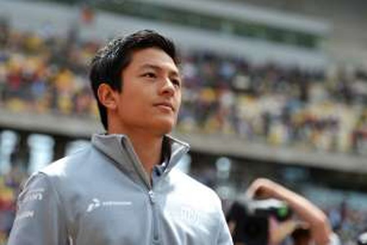 Pebalap Manor Racing asal Indonesia, Rio Haryanto, dalam parade pebalap jelang balapan GP China di Sirkuit Internasional Shanghai, Minggu (17/4/2016).