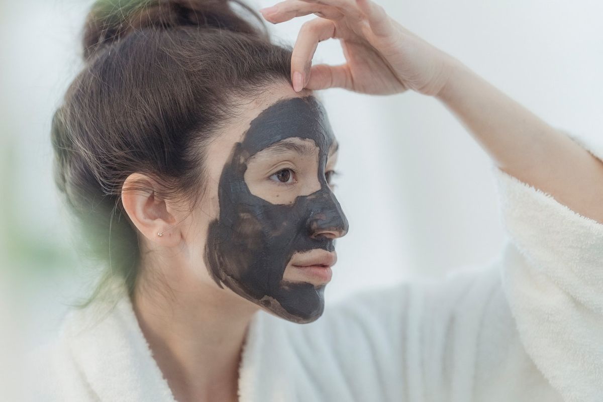 Masker yang mengandung tanah liat (clay) atau arang (charcoal) dapat membantu menghilangkan kotoran dan minyak berlebih dari kulit sebagai salah satu cara menghilangkan komedo secara alami.