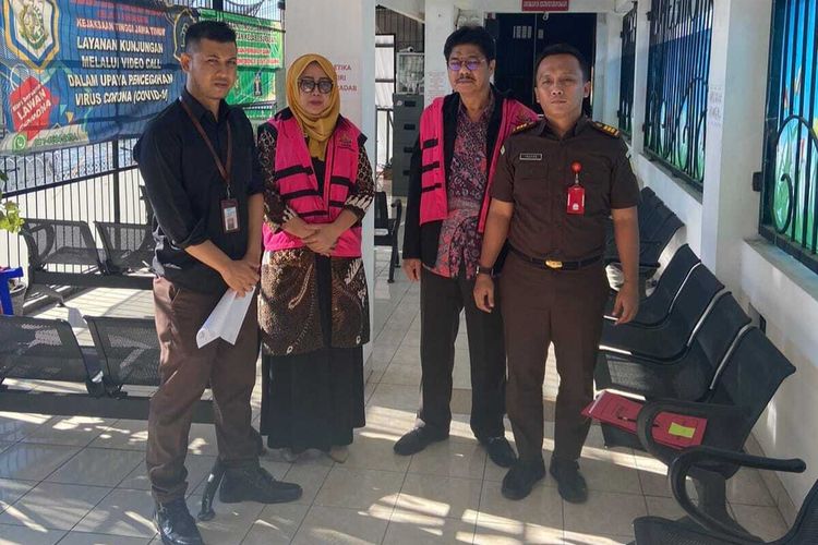 Mantan Kepala Dinas Pendidikan Jatim dan Kepala SMK di Jombang ditahan karena dugaan kasus korupsi dana DAK 2018