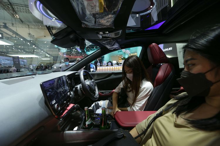 Pengunjung melihat kabin Lexus NX PHEV yang dipamerkan di ajang Gaikindo Indonesia International Auto Show (GIIAS) 2022 di ICE BSD, Tangerang, Sabtu (13/8/2022).