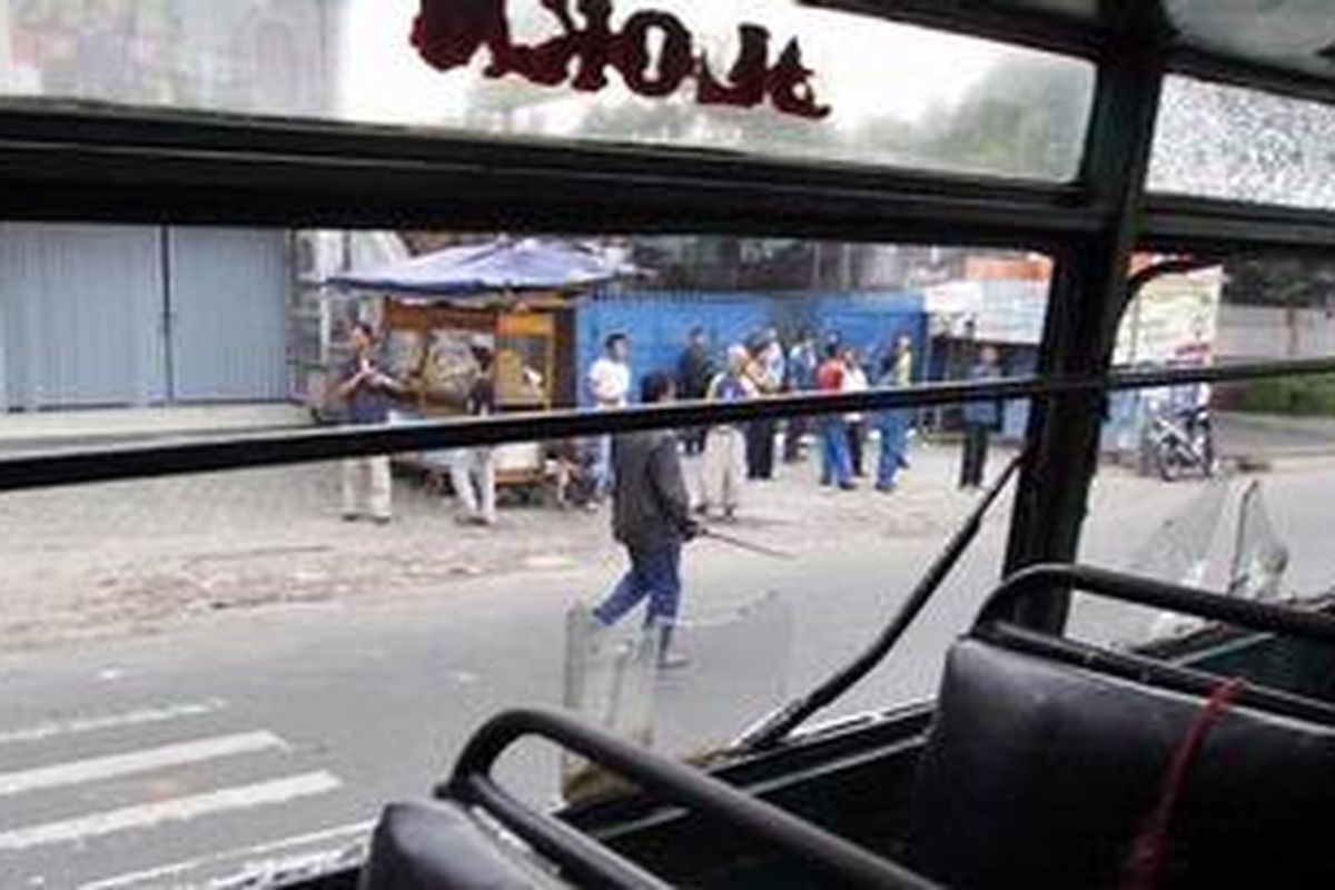 ILUSTRASI Dua kelompok pemuda terlibat aksi serang  