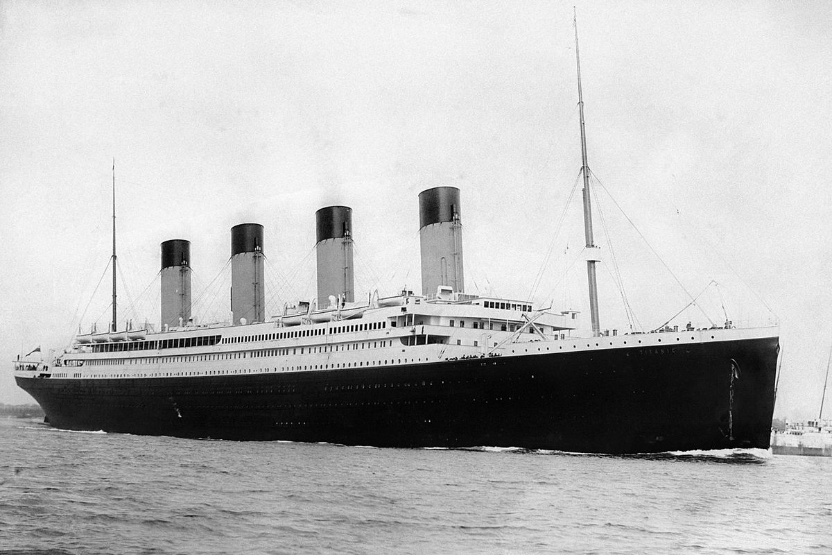 Kapal Titanic (1912) saat melakukan pelayaran perdana. Foto kapal Titanic ini diambil sebelum tragedi tenggelamnya kapal tersebut di Samudra Atlantik usai menabrak gunung es.