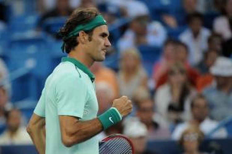Petenis Swiss, Roger Federer, bereaksi setelah meraih poin saat menghadapi petenis Perancis, Gael Monfils, pada babak ketiga Western & Southern Open di Linder Family Tennis Center, Cincinnati, Kamis (14/8/2014). Federer menang 6-4, 4-6, 6-3.