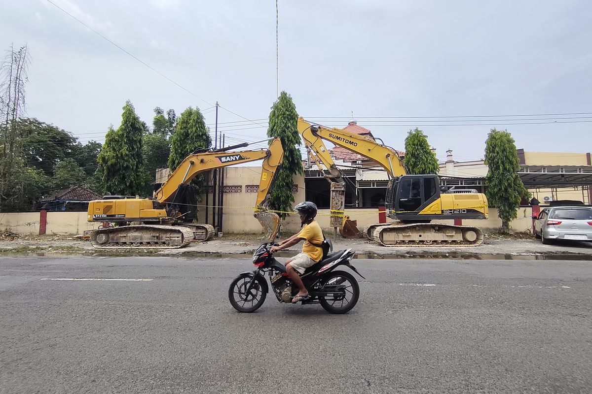 Ekskavator dari tambang ilegal yang disita Polres Bangkalan