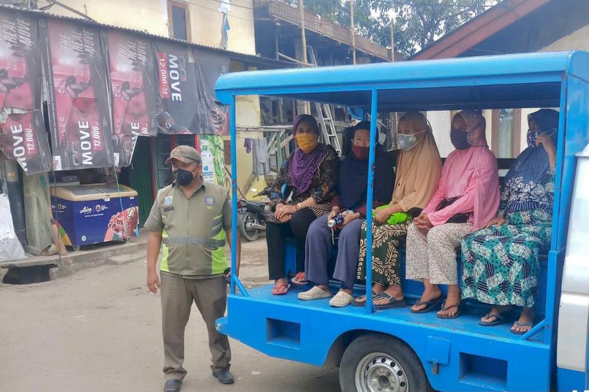 Kelurahan Semper Timur menyediakan kendaraan dinas operasional Satpol PP untuk mengantarkan lansia yang mengikuti kegiatan vaksinasi Covid-19 pada Senin (15/3/2021).