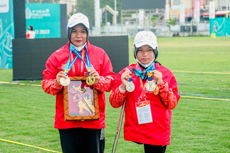 Atlet para panahan Indonesia, Mahda Aulia (kanan) dan Wahyu Retno Wulandari (kiri), beraksi pada partai final ganda putri recurve ASEAN Para Games 2022 di Lapangan Kota Barat, Solo, Rabu (3/8/2022). Mereka meraih medali emas.