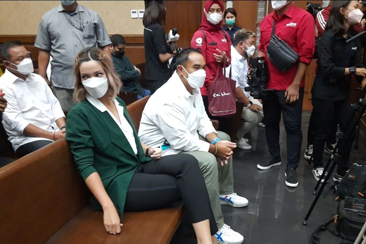 Nia Ramadhani (kiri) dan Ardi Bakrie (kanan) saat menghadiri sidang vonis kasus narkoba di Pengadilan Negeri (PN) Jakarta Pusat, Selasa (11/11/2022). 